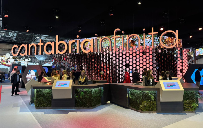 Estand de Cantabria en FITUR 2026 promocionando el turismo activo.